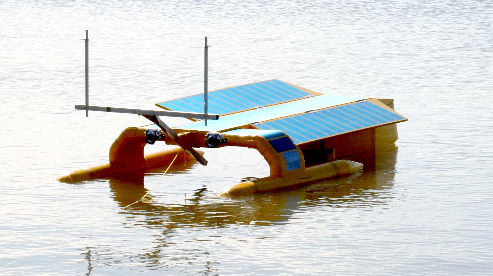 Solar powered autonomous ocean plastic cleaning boat